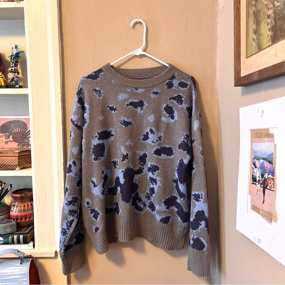 gray knit oversized sweater with blue abstract print - Picture 5 of 15